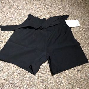 Lulu lemon Noir Short 5.5” black Size 6